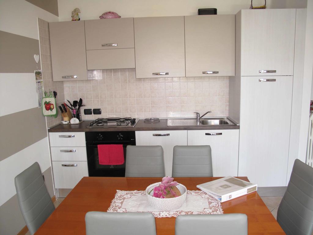 Luminoso Trilocale Con Piscina E Giardino Privato Apartment เดเซนซาโนเดลการ์ดา ภายนอก รูปภาพ