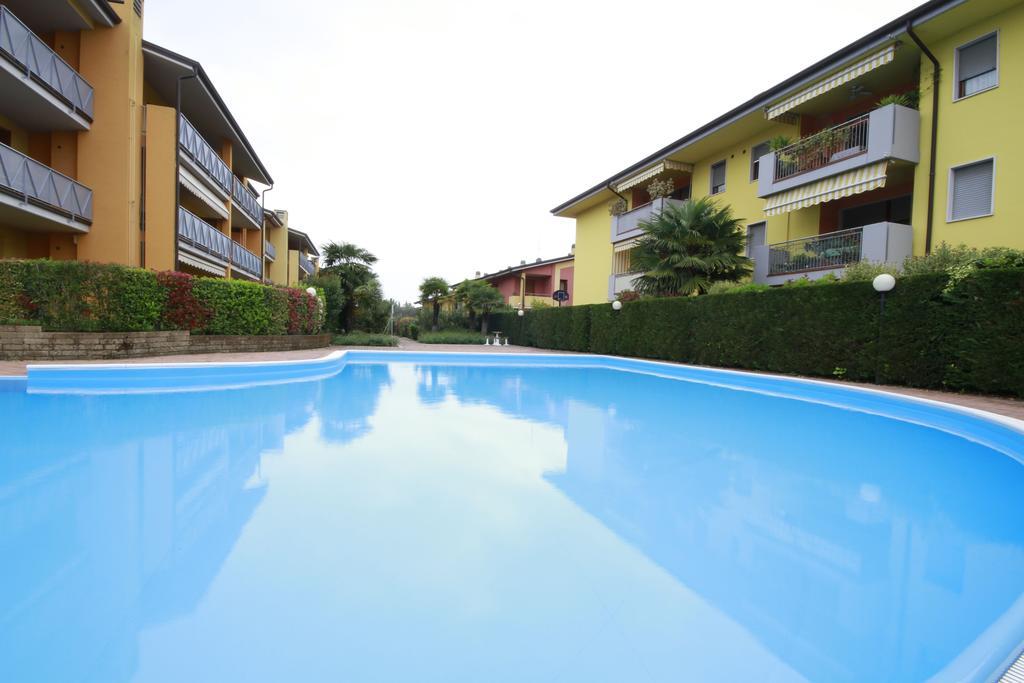 Luminoso Trilocale Con Piscina E Giardino Privato Apartment เดเซนซาโนเดลการ์ดา ภายนอก รูปภาพ