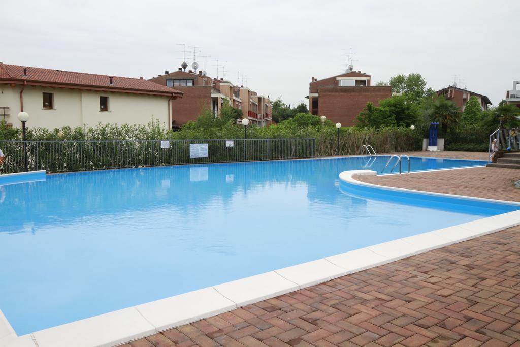 Luminoso Trilocale Con Piscina E Giardino Privato Apartment เดเซนซาโนเดลการ์ดา ภายนอก รูปภาพ